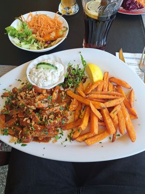BBQ "Spare Ribs" (Seitan) with sweet potato fries and vegan tzatziki at Restaurant Ethos in Traun