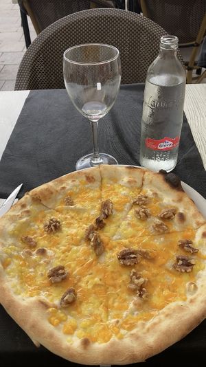 Pedimos dos pizzas: pizza de quesos veganos con sirope de agave y nueces. Muy ricas las dos y el servicio muy bueno, aunque cada pizza nos costó mas o menos 12€ con algo.   at La Terrazza - Pza La Virgen in Valencia