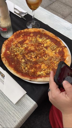 La otra pizza: pizza con mortadela vegana, queso vegano y cebolla caramelizada. Además, hay un menú vegano con bastantes opciones de pizzas, pasta y dos entrantes  at La Terrazza - Pza La Virgen in Valencia