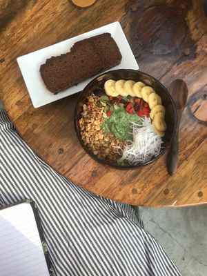 Smoothiebowl and bananabread  at Living Juices in Koh Tao