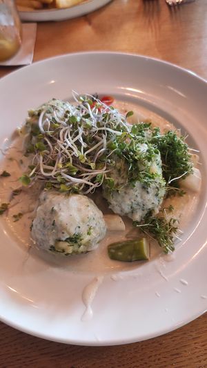 Bärlauchknödel mit Spargel at Das Lauschig in Havixbeck