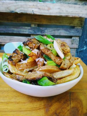 Chorrillana Morenada, salsa de queso, seitán y cebollín at La Vegana Carnavalera in Lican Ray