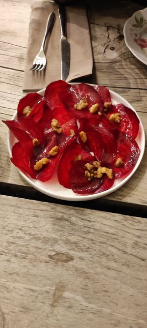 Carpaccio di barbabietola con vinegrette ai lamponi e noci del bleggio caramellate at Maso Limarò in Calavino