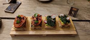 Pizza con crema di melanzane, pomodori arrosto e olive taggiasche, pizza con crema di zucchine e verdure dell'orto at Maso Limarò in Calavino