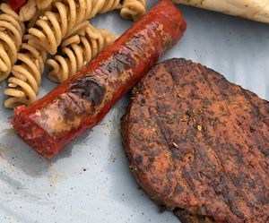 Knoblauchbratwurst und Seitan-Kräutersteak  at Die Vegane Fleischerei in Dresden