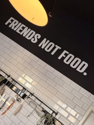 Botschaft über der Theke  at Die Vegane Fleischerei in Dresden