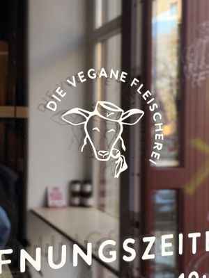 Logo an der Eingangstür  at Die Vegane Fleischerei in Dresden