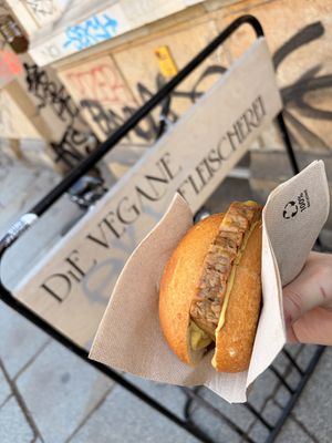 Pizzavleischkäse mit Senf im Brötchen  at Die Vegane Fleischerei in Dresden