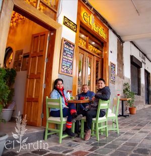 Familia de visita en el Jardin at El Jardin Healthy Food And Coffee in Cusco
