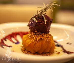 Tarta Tatin con Helado de Arándanos at El Jardin Healthy Food And Coffee in Cusco