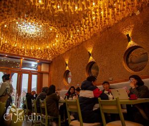 Salón con clientes felices at El Jardin Healthy Food And Coffee in Cusco