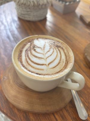 Na Lange tijd zwarte koffie, de Bali  “kopi”, nu in toeristen gebied fancy cappuccino met amandelmelk.   at Fresco in Legian
