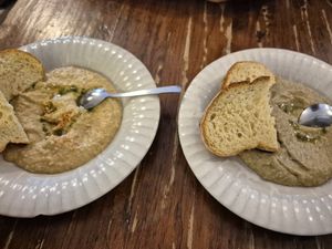 Hummus und Baba Ghanoush at Humus in Bolzano