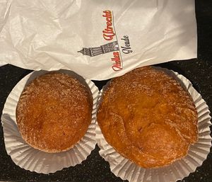 Appelbol and perenbol at Oliebollen Utrecht Neude in Utrecht