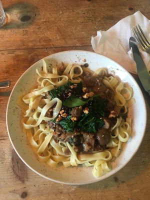 Tagliatelle mit Waldpilzen in Maronensauce und Grünkohl - vegan at Deli Kitchen in Munich