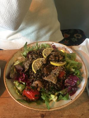 Belugalinsen mit gebackenen Austernpilzen - vegan und glutenfree at Deli Kitchen in Munich