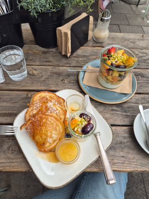 Dinkel pancakes and müsli at Deli Kitchen in Munich