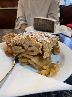 Apfelstreusel (vegan) und Mohntorte (nicht vegan)  at Café Jelinek in Vienna