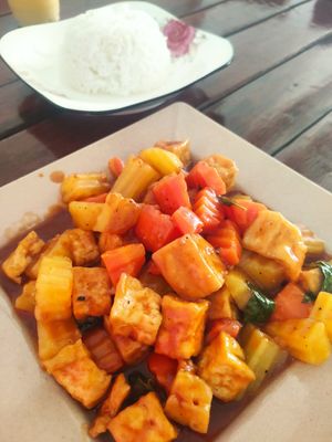 Guiso vegano (no es como lo que sale en las fotos del menú) at Kaun Im Yok Vegan Restaurant - H&H in Vang Vieng