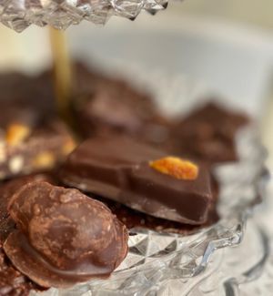 Pebbles and Eftihia- vegan at MINA Handmade Chocolates in Sint-genesius-rode