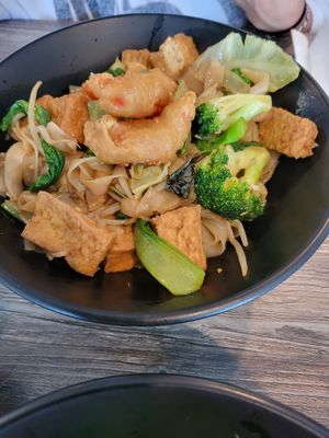 Drunken Noodles 🍜 at Sipz Fusion Cafe - Clairemont Mesa in San Diego