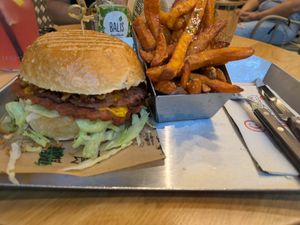 Fridays for Smash Burger (w/o tomatoes) & sweet potato fries at Berliner Babo in Vienna