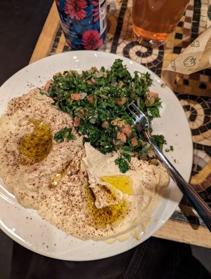 Herbivore plate with hummus, babaganoush and taboulé at Omnivore - St Denis in Montreal