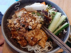 Lukewarm rice noodle salad with tofu and herbs at Ha Veggie in Munich