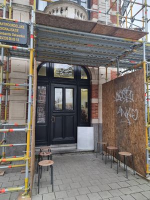 Entrance - not accessible / construction works above the restaurant at Rush Rush Coffee in Antwerpen