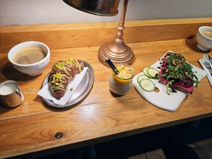 Veganes Pistaziencroissant, Stulle mit Hummus und Rote Bete, Chia Pudding mit Fruchtcreme  at Pano in Aschaffenburg