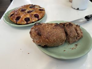 Walnut, raisin, chocolate bun   at Pandaria Rosetta in Mexico City