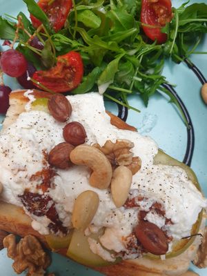 Toast with goats cheese, nuts and salad #Veganuary at Ogato in Lier