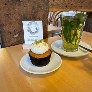 Veganer Karotten-Cupcake mit Frischkäsecreme at Konditorei Goetheplatz Café in Bad Berleburg