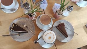 Links ist die vegane Erdnuss-Schoko-Torte at Konditorei Goetheplatz Café in Bad Berleburg