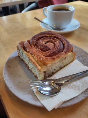 Fluffige Zimtschnecke at Konditorei Goetheplatz Café in Bad Berleburg