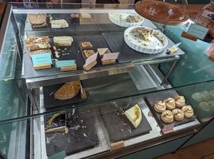 Die blauen Schilder kennzeichnen die veganen Produkte  at V17 in Hannover