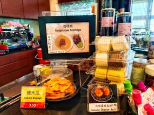 Dishes at Water Drop Teahouse 滴水坊 in Northeast Singapore