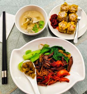 Wan ton noodles and siew mai at Water Drop Teahouse 滴水坊 in Northeast Singapore