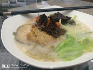 fish head noodles at Water Drop Teahouse 滴水坊 in Northeast Singapore