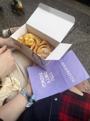 Bueno and Apple vegan Cinammon Roll at Cinnamood in Berlin