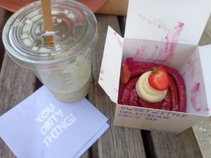 Red velvet and matcha drink at Cinnamood in Berlin