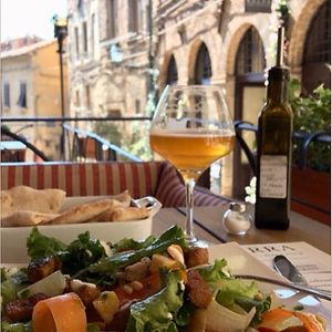 Life Bistrot recipe: very fresh and tasty salad on the terrace, with mixed vegetables, sautéed seitan, toasted almonds and creams, with oil, salt and bread and a good organic beer at Albergo Diffuso Volterra in Volterra