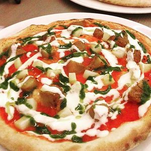 Life Bistrot recipe: pizza with organic flour and sourdough leavening, crunchy seitan pieces, almond mozzarella and pesto at Albergo Diffuso Volterra in Volterra