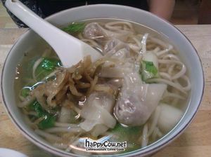noodles and dumplings at Dōng Dōng SùShí 東東素食 in New Taipei City