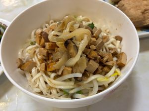 Jajiangmian: okay at Dōng Dōng SùShí 東東素食 in New Taipei City