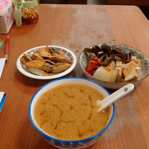 nice miso soup and spicy sauce with fresh chilli at Dōng Dōng SùShí 東東素食 in New Taipei City