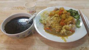curry rice and healthy soup at Dōng Dōng SùShí 東東素食 in New Taipei City