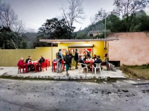 Outside of the restaurant, always busy after sunset during the climbing season at Taco Potrero Hidalgo - Taco Loco in Hidalgo