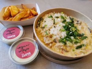 Thai green curry with rice and spiced potato wedges with vegan mayo  #Veganuary at Casper - Ghost Kitchen in Bruges