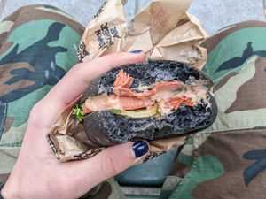 Rupture de stock de pain à hot dog, donc c'était un pain à burger à la place at Vbb House in Paris